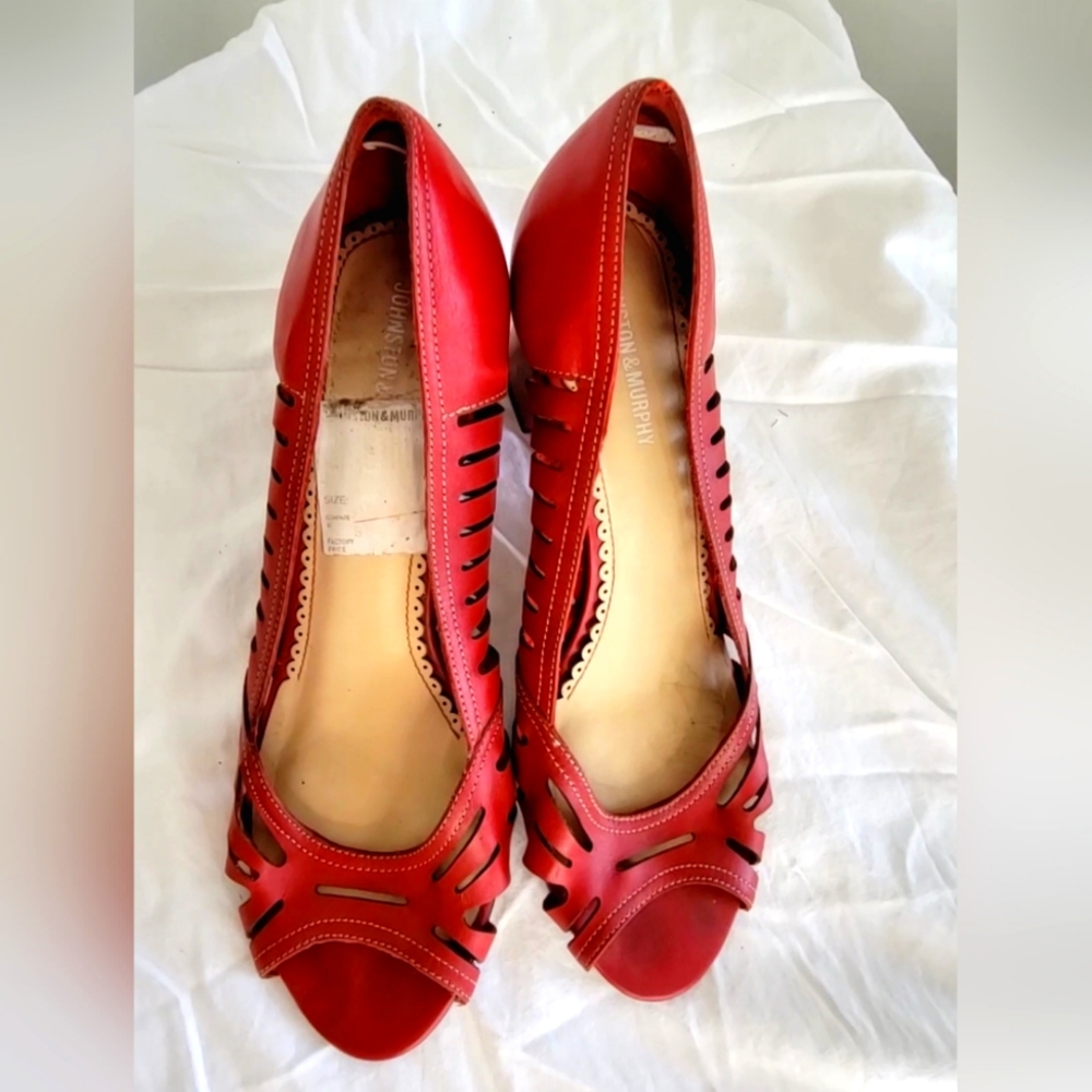 JOHNSTON & MURPHY- LOW HEEL CUT-OUT  LEATHER SANDAL- RED- SIZE 9.5- WOMENS